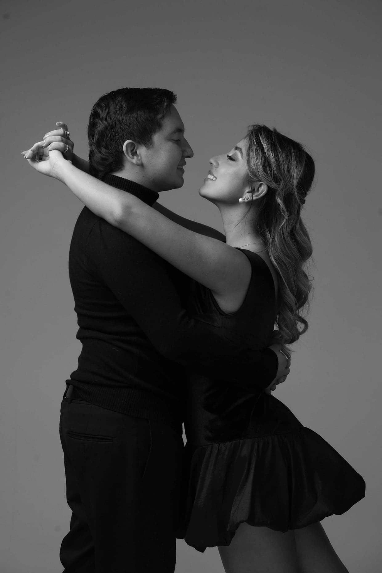 Valentina y Wysler bailando, mirándose